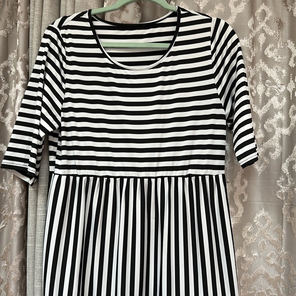 Striped 3/4 Sleeve Maxi Dress Black White - Picture 2 of 3